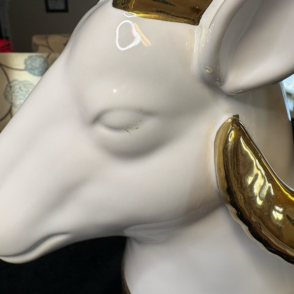 White Ceramic Ram’s Head Table Lamp With Gold-Colored Horns - Picture 7 of 9
